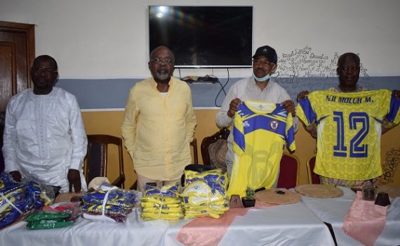 Présentation des maillots de supporters au Préisdent du Conseil des Sages de Fédéral Football Club du Noun, Nji Yap Abdou