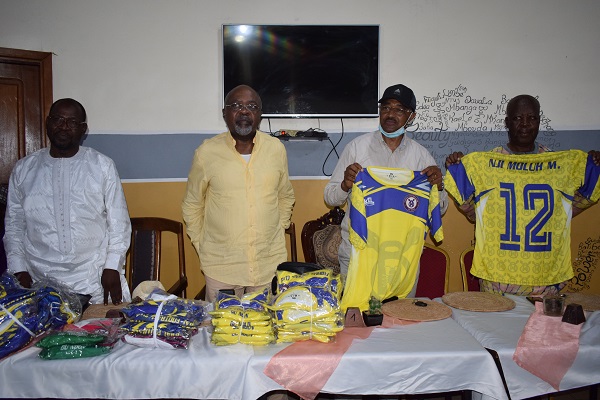 Présentation des maillots de supporters au Préisdent du Conseil des Sages de Fédéral Football Club du Noun, Nji Yap Abdou