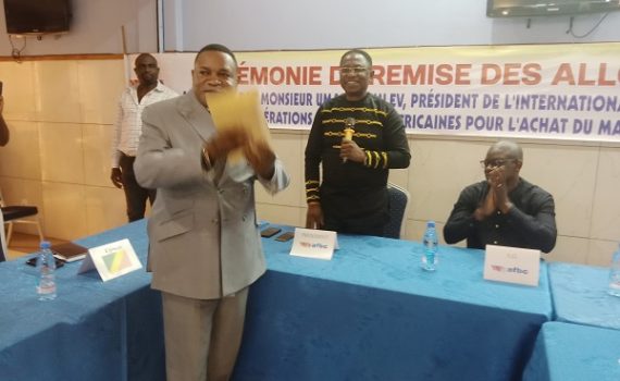 Président de l'instance faîtière africaince de la Boxe, Bertrand Magloire Mendouga remet une enveloppe de 3.000 dollars au président de la Fédération Congolaise de Boxe.