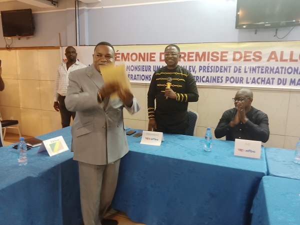 Président de l'instance faîtière africaince de la Boxe, Bertrand Magloire Mendouga remet une enveloppe de 3.000 dollars au président de la Fédération Congolaise de Boxe.